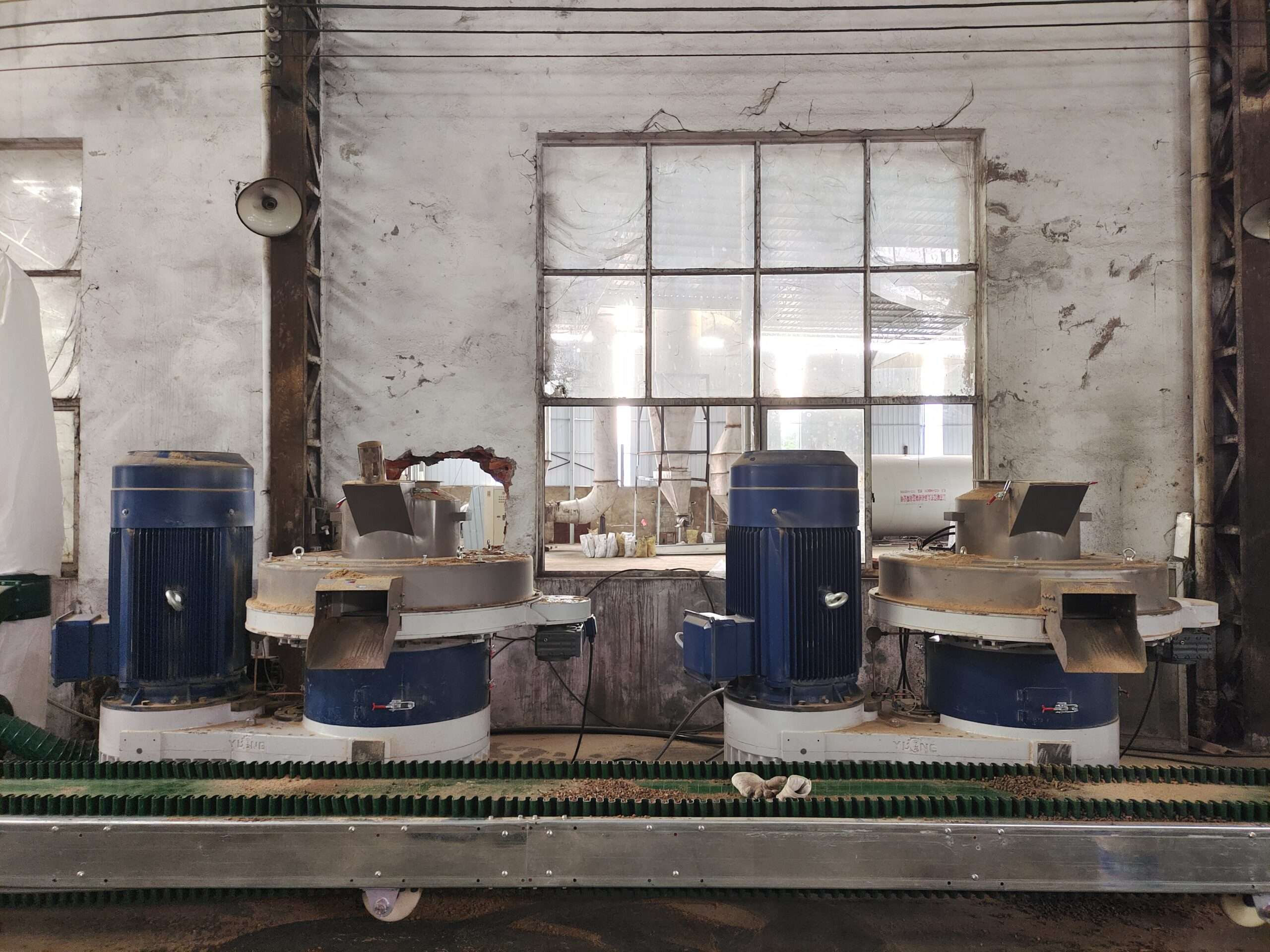 2台木屑颗；；；；；苁辈3-4吨